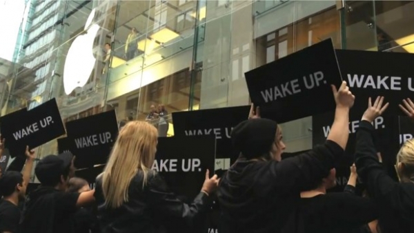 [Updated] Samsung Crafted Flashmob Protests Australian Apple Store