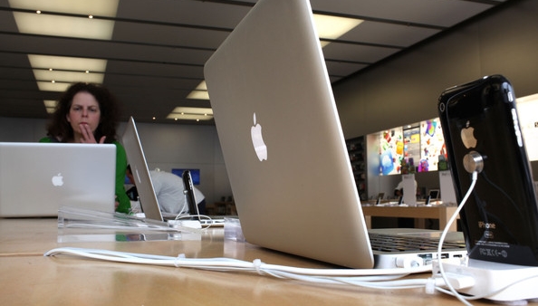 The Apple Store’s Secret Strategy To Make You Spend Some Money